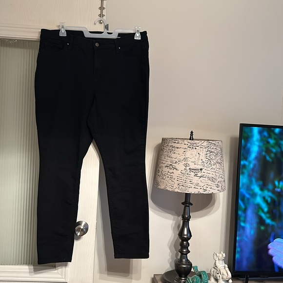 crown & ivy Denim - #149 Crown & Ivy Curvy Skinny (16WR)